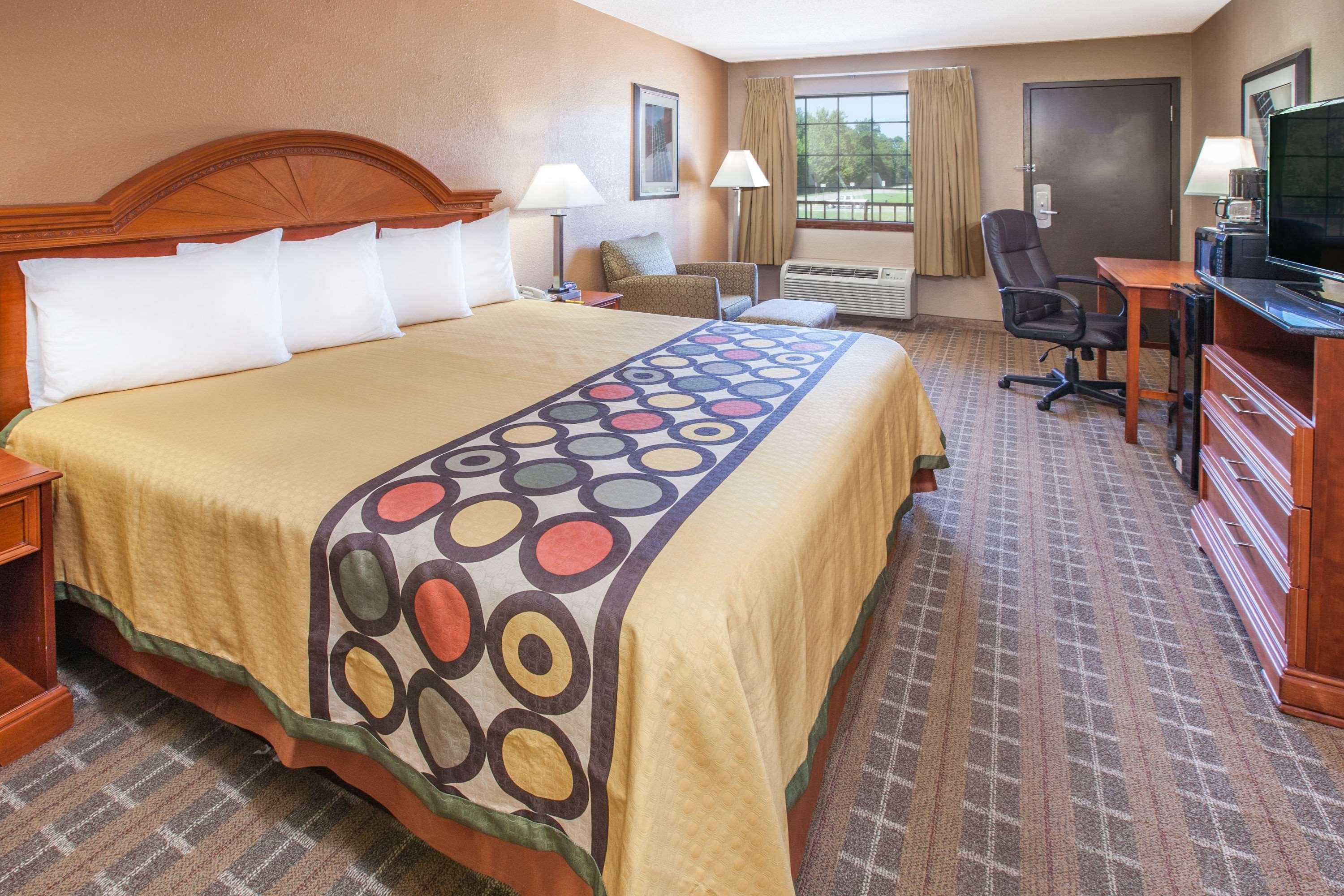 Super 8 By Wyndham Hotel Clinton